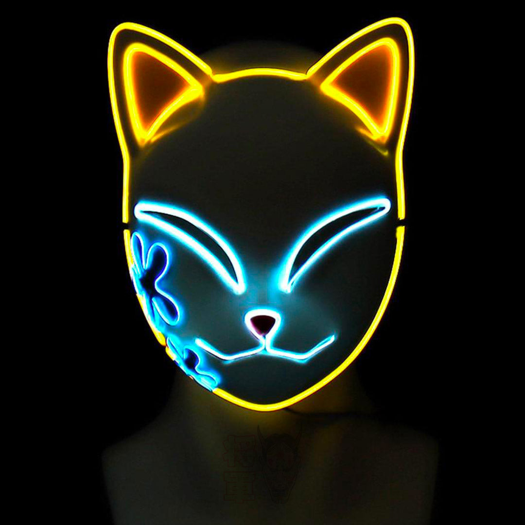 La mascara makomo de zorro del anime Demon Slayer brilla en la oscuridad con un led amarillo