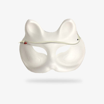 Detalle artesanal de la máscara Maneki Neko de papel