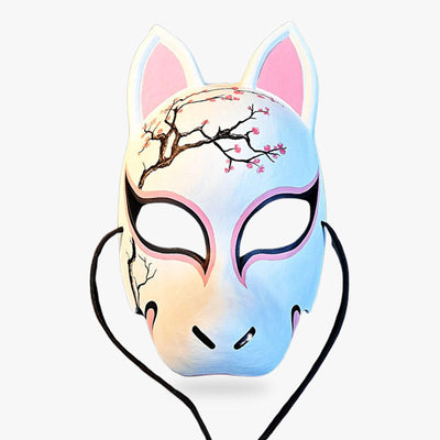 La Mascara De Kitsune es una máscara japonesa de zorro de color blanco con un diseño de cerezo en flor.