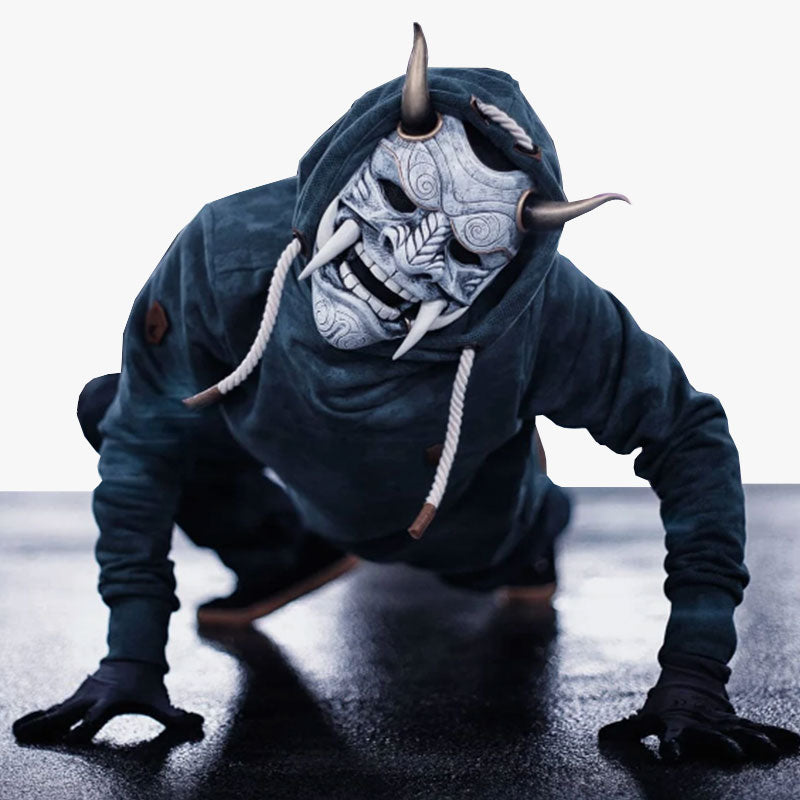 La Mascara de Oni Japones​ es una obra maestra artesanal, fabricada con fibra de vidrio y madera de alta calidad, con detalles pintados y esculpidos a mano, con cuernos y dientes afilados. Cada máscara refleja de forma única las leyendas y mitos de Japón.