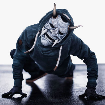 La Mascara de Oni Japones​ es una obra maestra artesanal, fabricada con fibra de vidrio y madera de alta calidad, con detalles pintados y esculpidos a mano, con cuernos y dientes afilados. Cada máscara refleja de forma única las leyendas y mitos de Japón.