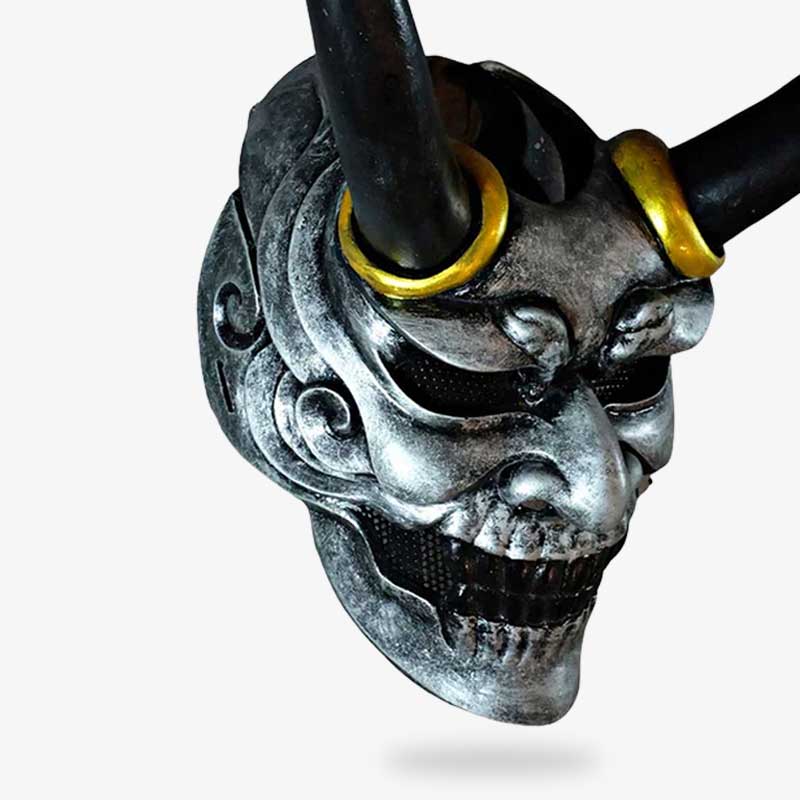 Máscara de demonio japonés pintada en plata, oro y negro