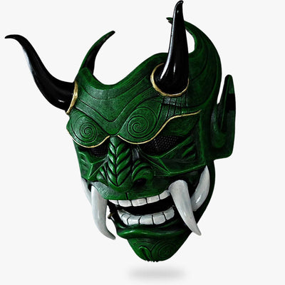 La máscara oni japonesa verde es un artefacto hecho a mano, fabricado en fibra de vidrio y madera, con detalles pintados a mano, cuernos y dientes afilados que dan vida a las leyendas japonesas