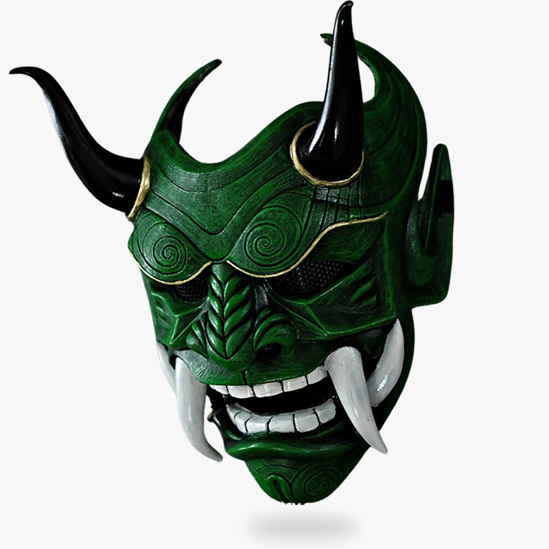 La máscara oni japonesa verde es un artefacto hecho a mano, fabricado en fibra de vidrio y madera, con detalles pintados a mano, cuernos y dientes afilados que dan vida a las leyendas japonesas
