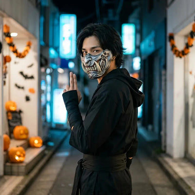 Mascara oni de Halloween combinada con un traje ninja negro, mirando por encima del hombro en una calle vacia de Tokio