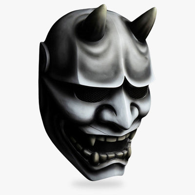 Máscara Hannya blanca con cuernos y colmillos, inspirada en el demonio japonés oni
