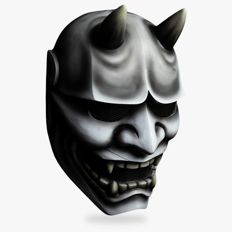 Máscara Hannya blanca con cuernos y colmillos, inspirada en el demonio japonés oni