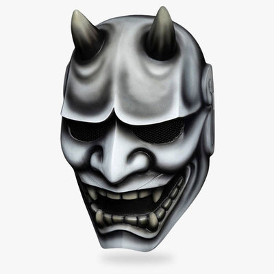 La máscara hannya de demonio japonés está hecha con fibra de vidrio. Pintura gris con cuernos y colmillos para esta máscara oni.
