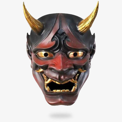 Máscara Hannya roja con cuernos y dientes dorados sobre fondo neutro