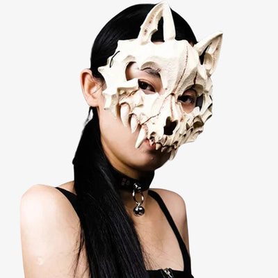 Máscara kitsune esqueleto blanca puesta por una mujer