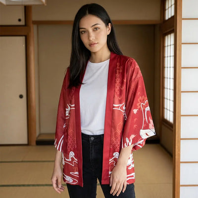 El haori kitsune visto de frente, con la máscara blanca de zorro estampada en la espalda y las mangas