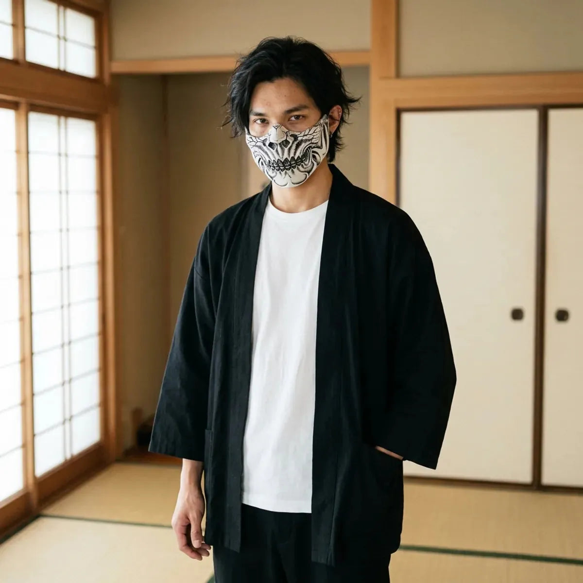 Media mascara de calavera en blanco hueso agrietado, llevada en una habitacion de tatami japonesa