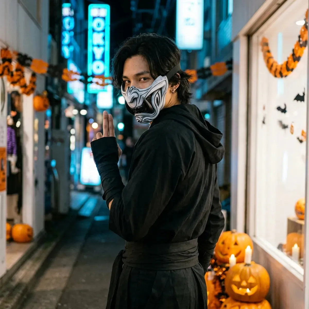 Máscara menpo de Halloween combinada con un traje ninja negro, mirando por encima del hombro en una calle vacía de Tokio