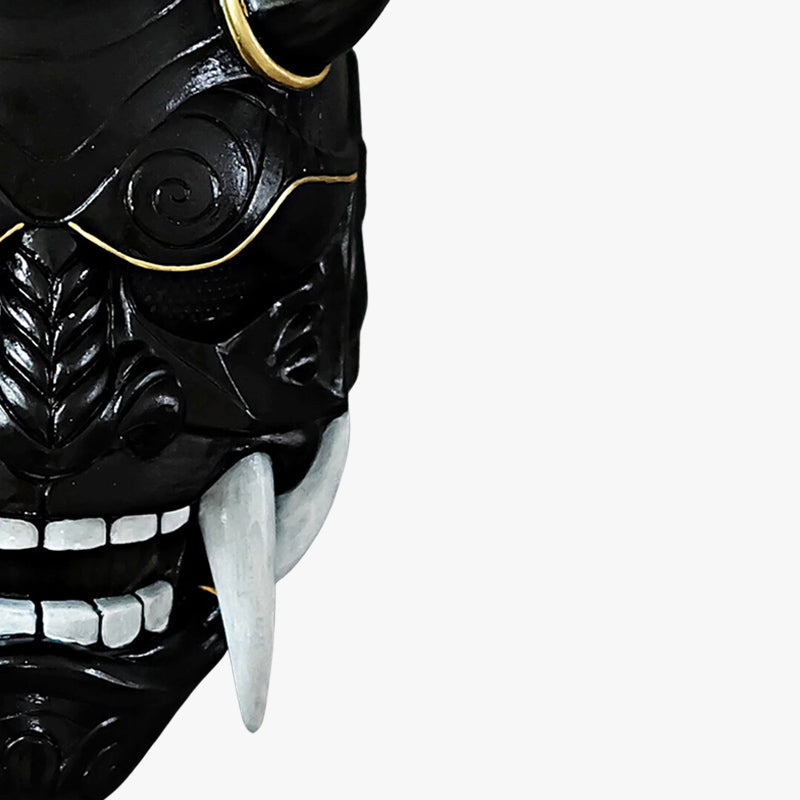 Esta máscara negra de demonio oni es una pieza artesanal, fabricada con materiales de alta calidad, pintada y esculpida a mano con cuernos y dientes blancos afilados para representar al legendario demonio japonés.
