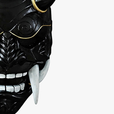 Detalle de la máscara negra del demonio oni japonés