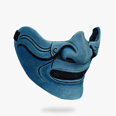 Máscara oni azul combinada con un atuendo kabuki tradicional