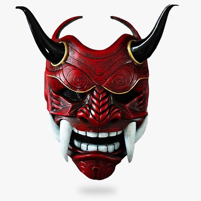 Máscara oni roja con cuernos, mostrada en detalle sobre fondo neutro.
