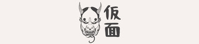 Un dibujo de una mascara oni dibujo con colmillos y cuernos. Hay tambien un Kanji  de Japon