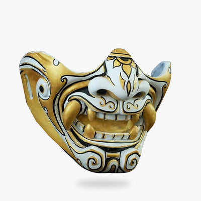 Máscara oni dorada con detalles pintados a mano