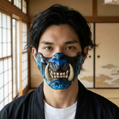 Primer plano de la media máscara demoniaca usada en una habitación japonesa con tatami, mostrando los detalles pintados bajo unos ojos oscuros y serenos