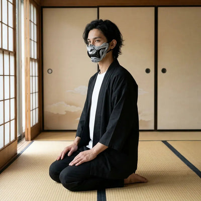 Máscara menpo samurai oni vista de perfil, mostrando las líneas talladas de las mejillas, llevada mientras se arrodilla sobre el tatami