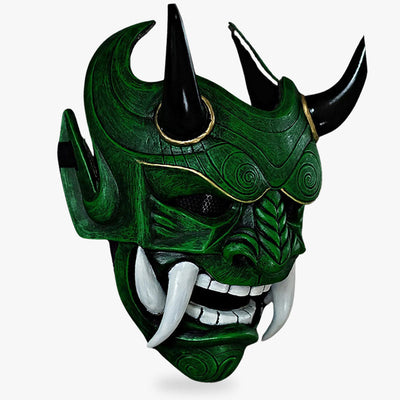 Esta edición verde de la máscara oni es una pieza única, pintada y esculpida a mano con materiales de calidad, con cuernos y dientes afilados, reflejando los mitos y leyendas de Japón