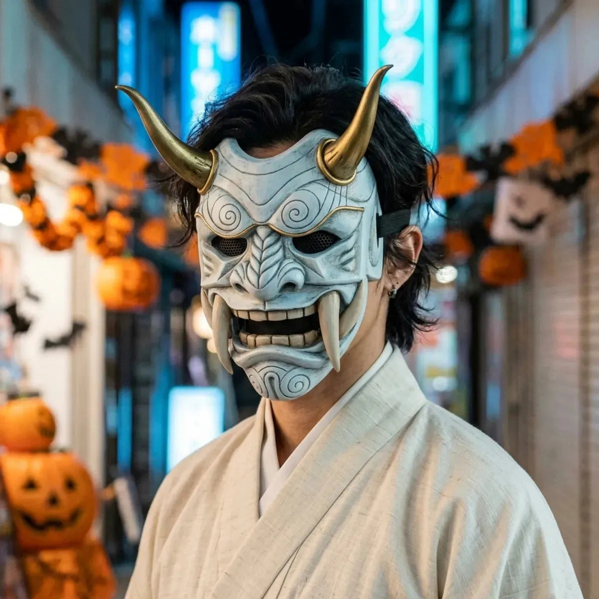 Mascara oni tradicional blanca con cuernos dorados llevada con un kimono blanco de noche para Halloween, con neones azules de Tokio de fondo