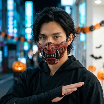 Mascara de demonio japones: media mascara oni roja llevada de noche en Halloween, con el neon azul de Tokio de fondo