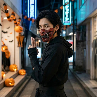 Mascara de samurai de Halloween llevada con un traje ninja negro, mirando por encima del hombro en una calle vacia de Tokio