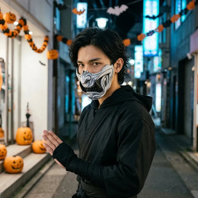Máscara oni gris pálido llevada de noche en Halloween, con el neón azul de Tokio de fondo