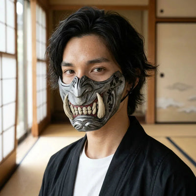 Primer plano de la mascara oni samurai en una habitacion japonesa con tatami, mostrando los detalles pintados bajo ojos oscuros y serenos