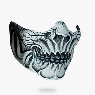 Una máscara shinigami de color blanco. Esta media máscara japonesa se inspira en las máscaras de los samuráis. La máscara japonesa tiene un fondo blanco.