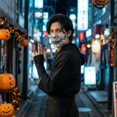 Mascara de calavera de Halloween combinada con un traje ninja negro, mirando por encima del hombro en una calle vacia de Tokio