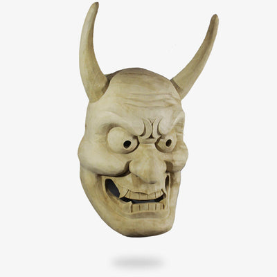 Detalle artesanal de una máscara tradicional japonesa de demonio Oni