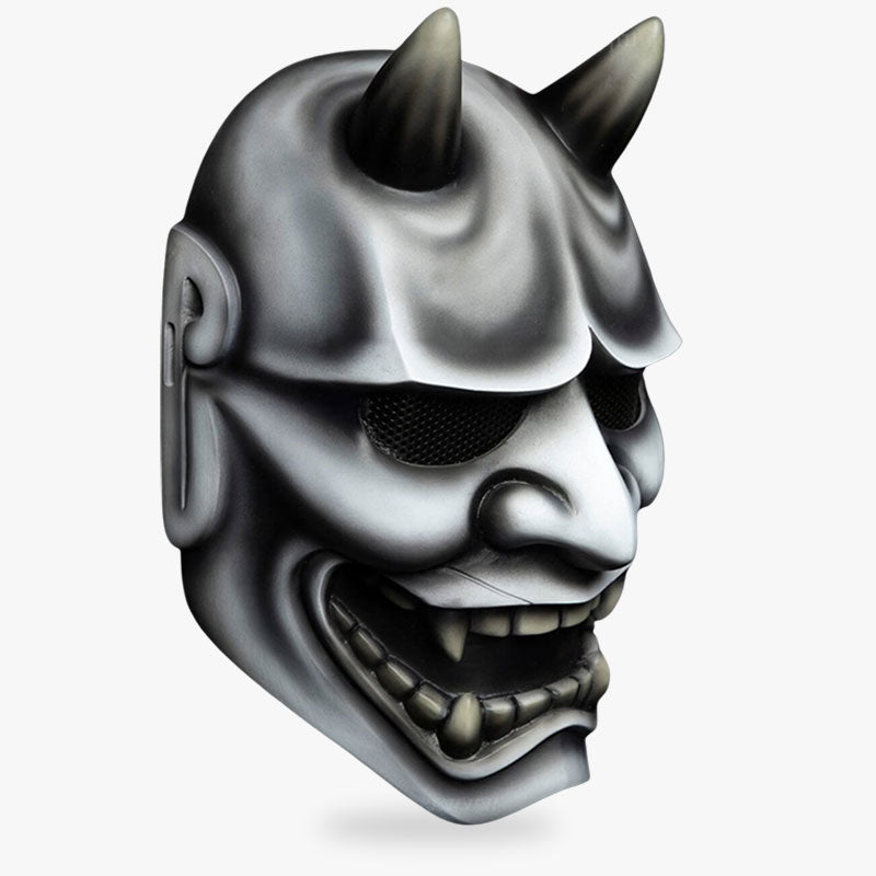 Las máscaras de Hannya fases del demonio Oni es una máscara con cuernos y colmillos. Máscara japonesa hecha a mano con cuernos y colmillos