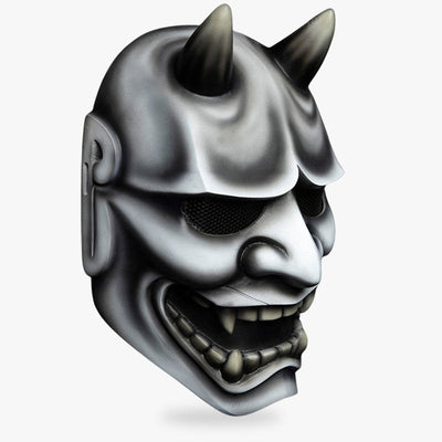 Las máscaras de Hannya fases del demonio Oni es una máscara con cuernos y colmillos. Máscara japonesa hecha a mano con cuernos y colmillos