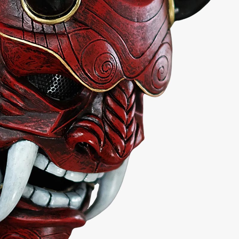 Explora nuestra selección de mascaras de roja oni, cada una de ellas hecha a mano con fibra de vidrio y madera, y pintada y esculpida de forma única por un artesano.