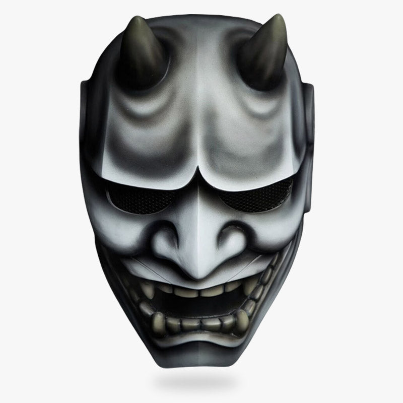 Las mascaras hannya ciudad de mexico​estan hecha a mano. Pintura de color gris sobre material de fibra de vidrio. Máscara japonesa de demonio con cuernos, colmillos y dientes