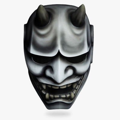 Las mascaras hannya ciudad de mexico​estan hecha a mano. Pintura de color gris sobre material de fibra de vidrio. Máscara japonesa de demonio con cuernos, colmillos y dientes