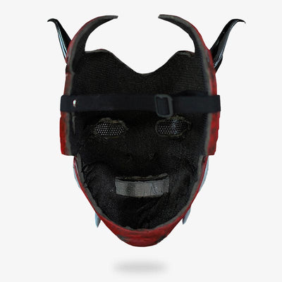 Las máscaras japonesas artesanales están hechas de fibra de vidrio y madera de alta calidad, con detalles pintados y esculpidos a mano, cuernos y dientes afilados. Estas máscaras están forradas con espuma suave para un uso cómodo y se sujetan con un sistema de correas, cada una reflejando de forma única las leyendas y mitos de Japón