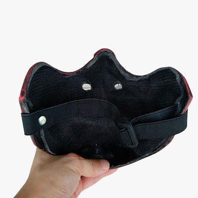 Vista trasera de la mascaras japonesas de samurai: el interior acolchado y la cinta elástica de sujeción