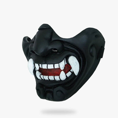 Media máscara facial japonesa negra con dientes blancos y colmillos