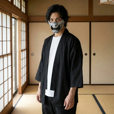 Media máscara oni gris con profundos surcos tallados, llevada en una habitación japonesa con tatami