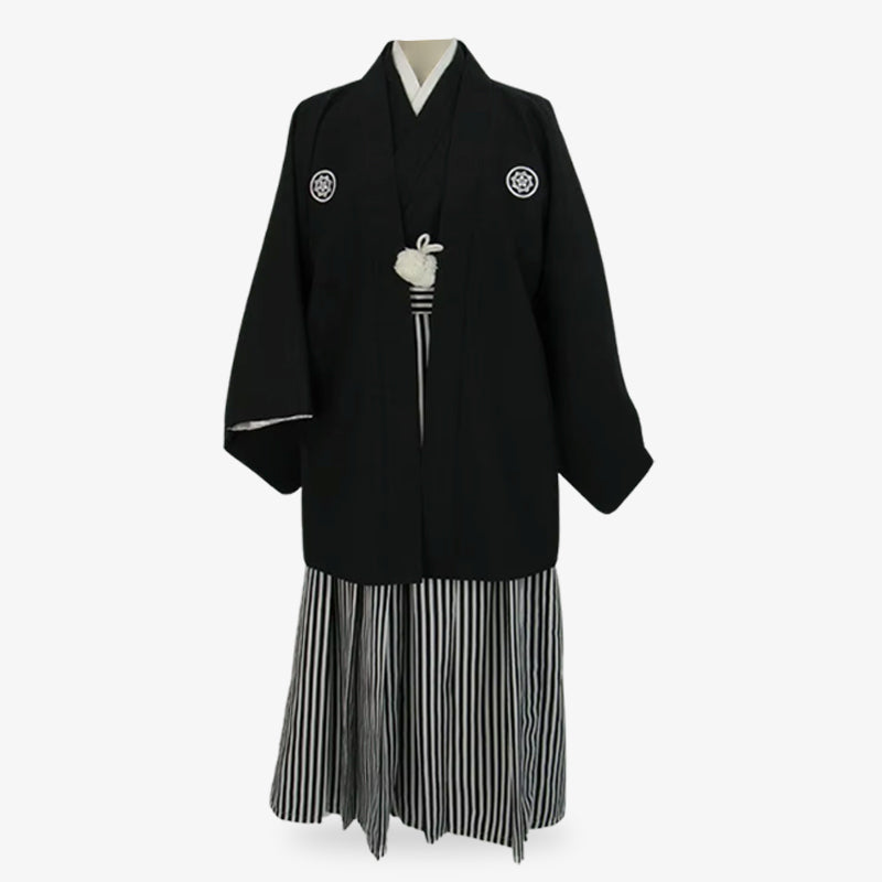 Conjunto de kimono japonés negro para hombre que incluye una chaqueta haori y pantalones hakama a rayas, confeccionados con tejidos Habutae y Sendaihira con detalles del escudo familiar.