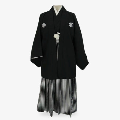 Conjunto de kimono japonés negro para hombre que incluye una chaqueta haori y pantalones hakama a rayas, confeccionados con tejidos Habutae y Sendaihira con detalles del escudo familiar.