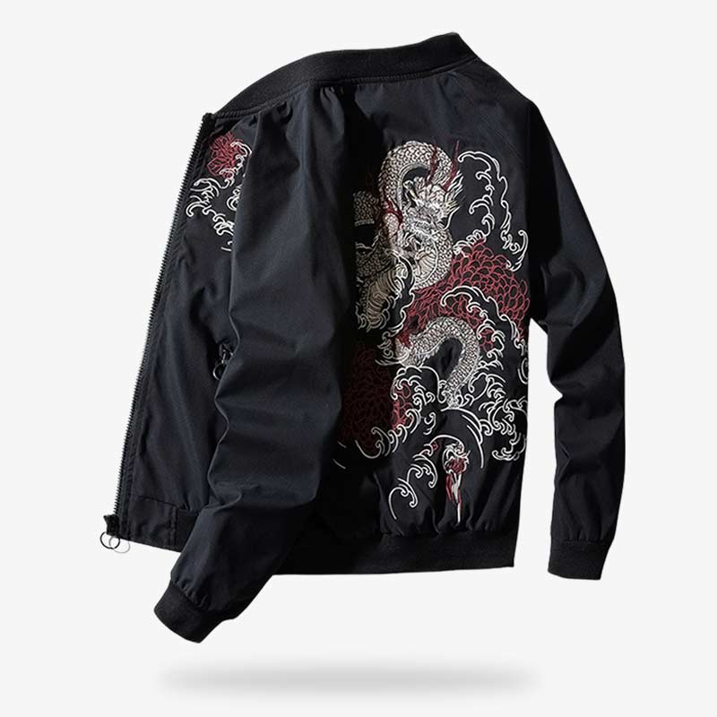 Look de moda harajuku hombre con chaqueta bordada