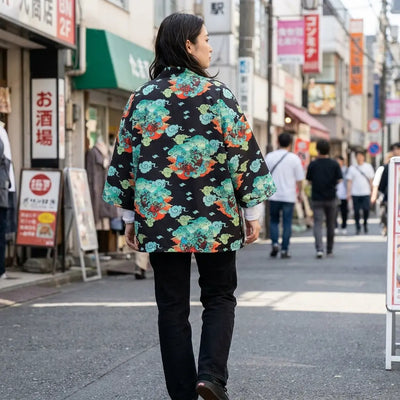 Mujer vista de espaldas vistiendo un haori streetwear en una calle de Harajuku