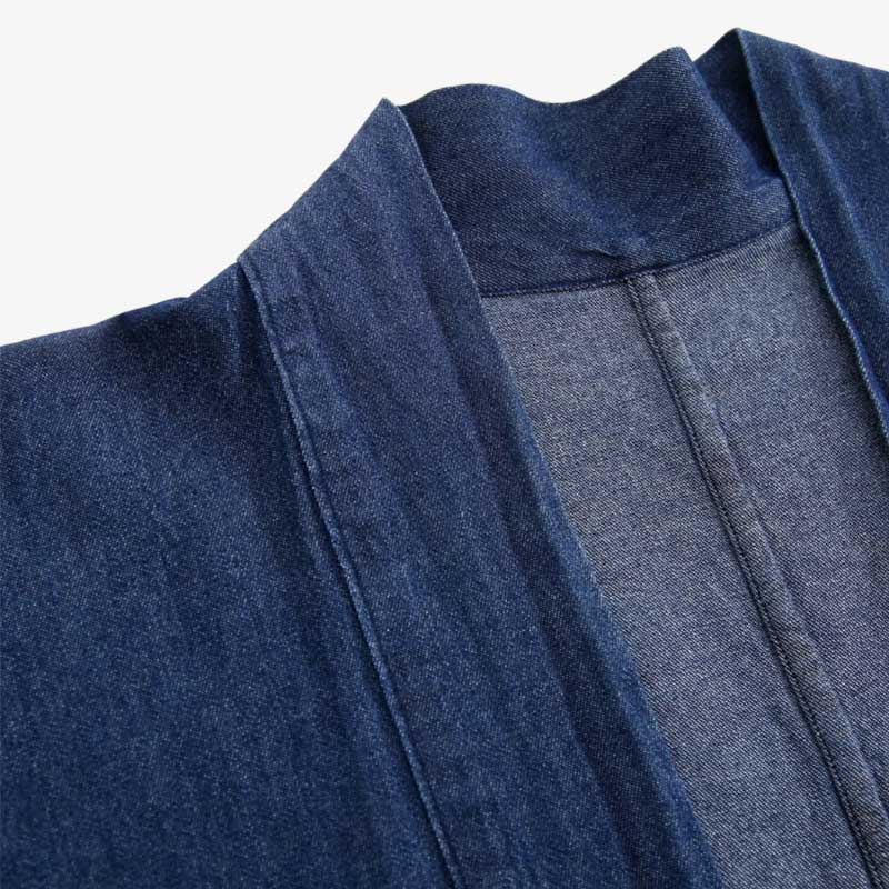 Moda japonesa masculina con chaqueta haori de denim
