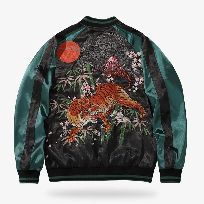 La chaqueta sukajan tigre muestra un motivo poderoso que representa el coraje en el folclore japonés