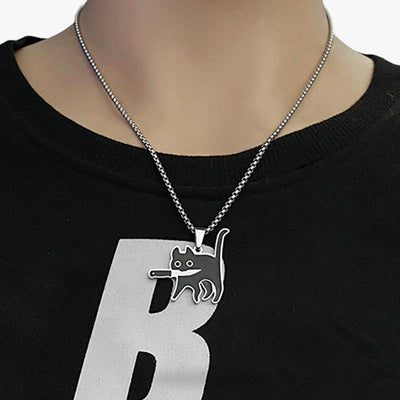 Mujer luciendo un collar kawaii de animal con jersey negro y cadena plateada